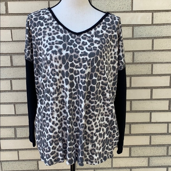 ❌DONATED❌Cherish Black Leopard Cheetah Print Contrast Thermal Top - Picture 4 of 9